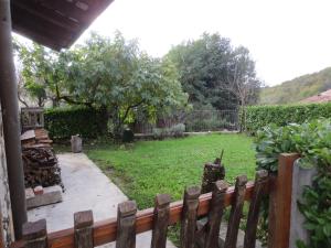 a backyard with a wooden fence and a yard at Casa del Calzolaio - Dobar Suostar in Stregna +4 photos