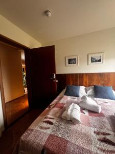 スコウガルにあるHotel Skógá by EJ Hotelsのベッドルーム1室(タオル付)