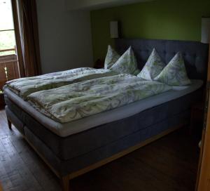 1 cama grande en un dormitorio con marco de cama en Roana-Krumma, en Scheffau am Wilden Kaiser