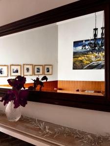 um quarto com uma prateleira com fotografias na parede em Hotel Skógá by EJ Hotels em Skógar