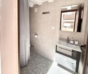 uma casa de banho com um lavatório e um espelho em Benidorm Old Town House with lounge area em Benidorm