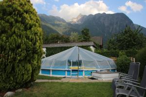 uma tenda num quintal com piscina em Apartment Erhart em Oetz