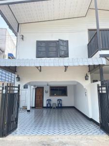 Udon House في أودون ثاني: اطلالة على واجهة مبنى فيه كرسيين