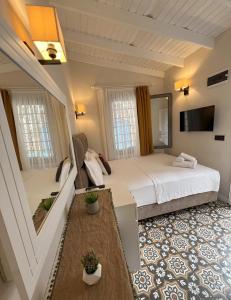 a hotel room with a bed and a tv at Alaçatı Disa in Alacati