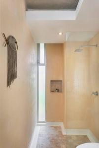 un baño con ducha y WC en Modern Studio w Balcony & Pool La Veleta, - Tulum - A207, en Tulum