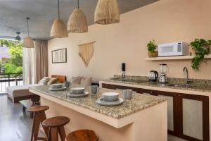 una cocina con una gran isla en la sala de estar en Modern Studio w Balcony & Pool La Veleta, - Tulum - A207, en Tulum