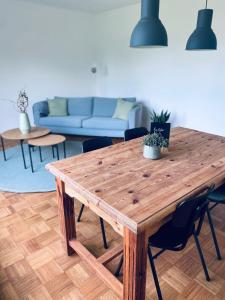 einen Holztisch im Wohnzimmer mit Sofa in der Unterkunft Lay-Zeit in Kottenheim