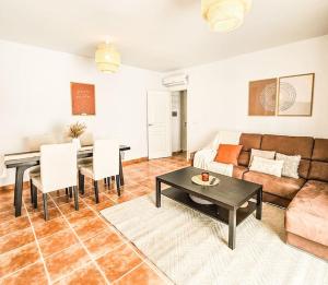 贝莱斯德韦瑙达利亚Pura Vida - Terraza, Piscina, Playa 15mn, Sierra的客厅里有一张沙发和一张桌子。