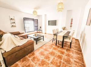 贝莱斯德韦瑙达利亚Pura Vida - Terraza, Piscina, Playa 15mn, Sierra的客厅里有一张沙发和一张桌子。