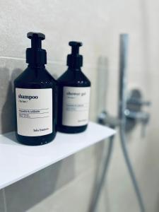 zwei Flaschen Seife auf einem Regal im Badezimmer in der Unterkunft Lay-Zeit in Kottenheim