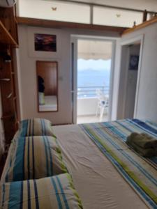 Postel nebo postele na pokoji v ubytování Atlas Apartment with Private Beach and SeaView Blue