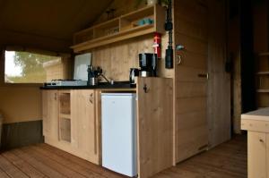 Kuchyň nebo kuchyňský kout v ubytování Kemp Sluknov- Glamping