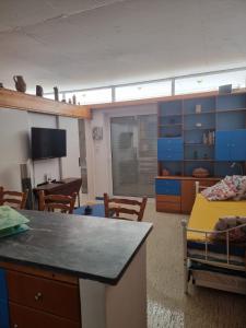 TV a/nebo společenská místnost v ubytování Atlas Apartment with Private Beach and SeaView Blue