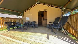 Balkón nebo terasa v ubytování Kemp Sluknov- Glamping