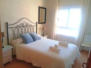 ein Schlafzimmer mit einem Bett mit zwei Handtüchern darauf in der Unterkunft Apartamento Con Vistas en Nerja in Nerja