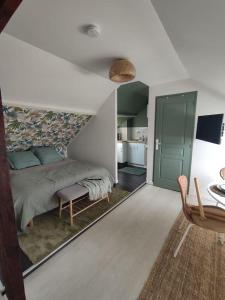 Un dormitorio con una cama, una mesa y una silla. en Mouette Rieuse, en Malo-les-Bains