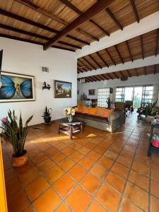 a living room with a couch and a table at Hermosa Cabaña Campestre en Chinacota in Chinácota