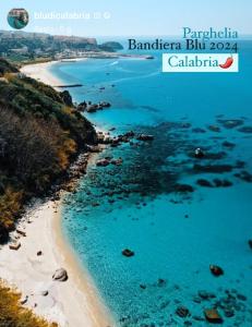 una vista aerea di una spiaggia con acqua blu di Appartamento da Antonio a Parghelia