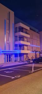 ナルボンヌ・プラージュにあるAppartement SUNSET LODGEの白い建物