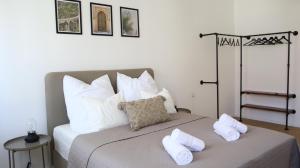 ウィーンにあるBLOOM - Modern One Bedroom Apartmentのベッドルーム1室(白い枕付きのベッド1台付)