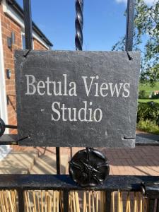 un cartel que lee estudio con vistas al beibo en Betula Views Studio, en Newent