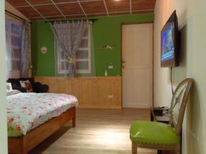 TV a/nebo společenská místnost v ubytování 啡藏幸褔小木屋羅東梅花湖Joy Home B&B