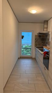 una cucina con una grande finestra e un bancone di REST AND RESTAURANT in Roveredo a Roveredo