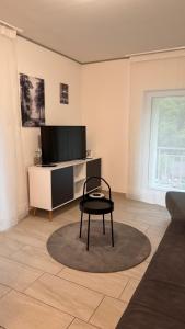 - un salon avec une table et une télévision dans l'établissement REST AND RESTAURANT in Roveredo, à Roveredo