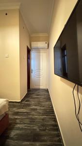 アンタルヤにあるCallisto Pub & Kitchen & Hotelの廊下(薄型テレビ、ドア付)