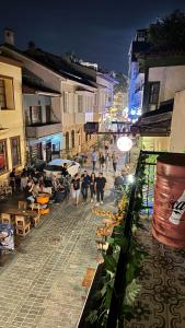 アンタルヤにあるCallisto Pub & Kitchen & Hotelの夜の人々