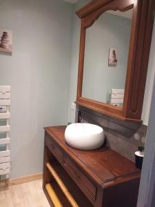 een badkamer met een wastafel en een spiegel bij Maison de 4 chambres avec jardin clos et wifi a Villers sous Foucarmont in Villers-sous-Foucarmont