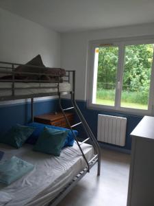 Tempat tidur susun dalam kamar di Maison de 4 chambres avec jardin clos et wifi a Villers sous Foucarmont