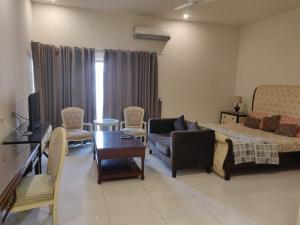 Prostor za sedenje u objektu Two Bed Apartment in E-11 Islamabad