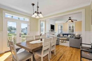 Un comedor y una sala de estar con mesa y sillas. en Ann and Kathy's Regal Seagull, en Lincoln City