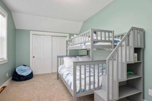 Litera blanca en habitación con escalera en Ann and Kathy's Regal Seagull, en Lincoln City