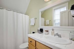 Un baño con lavabo, inodoro y espejo. en Ann and Kathy's Regal Seagull, en Lincoln City 36 fotos más