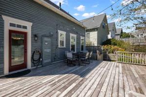 una terraza de madera con mesa y sillas en una casa en Ann and Kathy's Regal Seagull, en Lincoln City