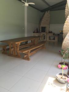 una mesa de madera en el medio de una habitación en Vista da Serra en Cavalcante