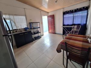 uma cozinha e sala de jantar com mesa e cadeiras em Cabina Grande en Brasilito con piscina a 2 min caminando de playa brasilito em Brasilito