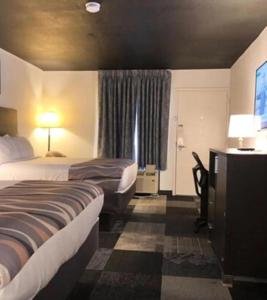 ein Hotelzimmer mit einem Bett und einem Fenster in der Unterkunft Quality Inn At Eglin AFB in Niceville