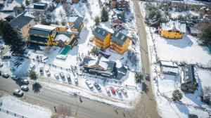 an overhead view of a snow covered street with vehicles at Complejo Base 41 in San Carlos de Bariloche