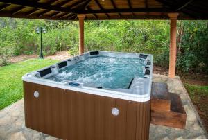 Sigiriya Forest Edge By Marino Leisure في سيجيريا: حوض استحمام ساخن تحت شرفة