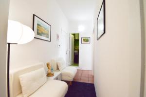 a living room with two white couches and a lamp at Casa Ekaterina free wifii - spiaggia 200 metri in Brolo