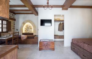 Uma TV ou centro de entretenimento em Spanish Knights Inn
