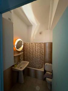een badkamer met een wastafel en een douche bij Alecos Studios in Póros