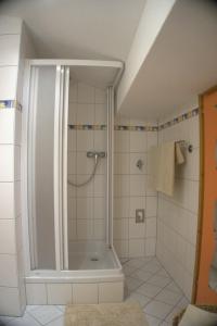 een badkamer met een douche en een bad bij Roana-Krumma in Scheffau am Wilden Kaiser