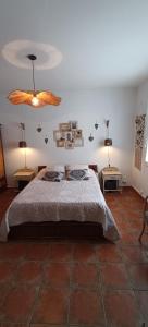 - une chambre avec un grand lit et deux lampes dans l'établissement Le Petit Patio, à Aigues-Mortes