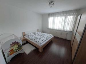 Giường trong phòng chung tại Krásny byt v lokalite Martin