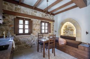Uma área de estar em Spanish Knights Inn