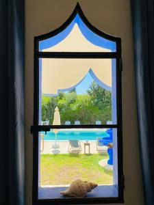 ventana con vistas a la piscina en L' Ecrin de Mogador Essaouira, en Ounara